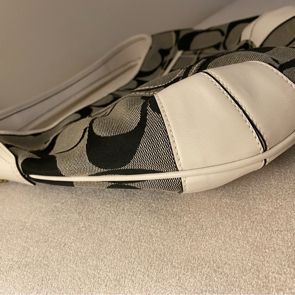 BNWT Coach denim and leather hobo handbag from Japan Tokyo Coach flagship store - Picture 6 of 10